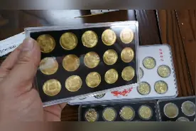 钱币市场销售的梅花伍角大多是用药水清洗的，来看对比图一目了然视频封面