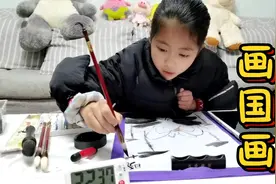 小艾第1次用毛笔在家画国画，荷花没画好又画猫，想象力很棒