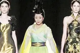 39岁李玉刚女装巴黎走秀，美的让女人嫉妒，老外：我想娶她！视频封面