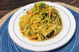 凉拌土豆胡萝卜黄瓜丝的家常做法，夏天吃特别开胃，酸辣爽口