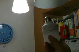 家里的灯坏了，怎么办？水电工老康教你如何更换家里的节能灯！！视频封面