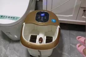 泡脚盆水里带电，小朋友说是带电疗功能的，你信吗？视频封面