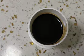 家里的陈旧鸡蛋不要扔哦，做成蛋黄油专治烧烫伤，蚊虫叮咬。