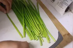新鲜蒜苔不要炒着吃了，牙签一划手一撕，清脆爽口好吃到停不下来视频封面