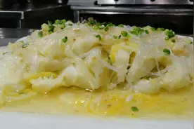 厨师长揭秘蒜蓉粉丝蒸大白菜的做法，原来是这样做的，涨知识了视频封面