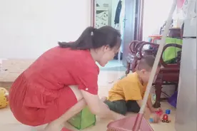 三岁宝宝用手抓菜吃，后面结果令人心疼又好笑视频封面