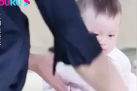 公司开会美女感觉脚丫发痒，蹲下来察觉不对劲，一掀开桌布吓一跳视频封面