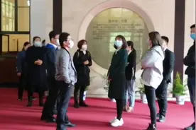滴水洞1号楼，毛主席曾住了11天，此后再也没有回过家乡。视频封面