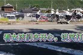 日本孩子放学回家有家长开车接送吗？校门口有交警指挥交通吗？视频封面