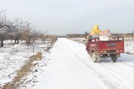 河北大雪之后的农村，小伙骑着三轮玩漂移，童年趣事记忆犹新视频封面