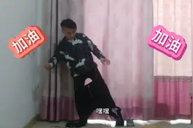 大四学生疫情宅家这样玩穿衣挑战，原来不用双手也可以轻松穿裤子视频封面