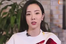 董卿升格当主持人大赛评委，央视新一姐的称号有望落到她的头上视频封面
