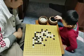 五岁的小孩和他舅舅下五子棋会下成什么样？视频封面