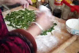 北方农村娟姨教大家制作韭菜卷子，我们叫菜托子，家乡的味道。视频封面