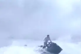 巴西冲浪运动员被巨浪吞噬，德国运动员驶摩托艇拼死救出！视频封面