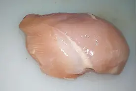 鸡肉腌制小窍门，口感嫩滑，不柴不缩水，方法就是这么简单易学视频封面