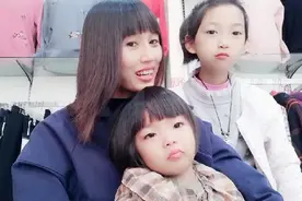 小美女们看到桌子上发的什么小广告，一直说我最爱吃这个视频封面
