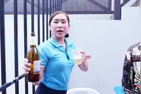 老挝妹子太豪放！看见中国小哥路过，热情招呼过来一起喝啤酒视频封面