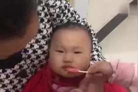 姐姐用棒棒糖让弟弟喝药视频封面
