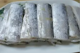 煎带鱼用面粉还是淀粉，大厨教你正确做法，煎出来金黄酥脆不油腻视频封面