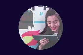 Angelababy机场素颜被拍，刘海凌乱大口吃面，一点没有明星架子视频封面