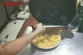 网红菜品蜂窝玉米，香甜可口，炸制成败全在调糊和入油手法视频封面