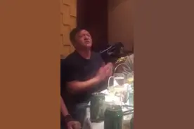 一位大叔酒桌的即兴演唱，同桌好友都听哭了视频封面