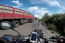 骑摩托车摩旅，尽量远离大货车！