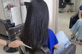 一款中长直发发型，飘逸简单，很适合年轻女生的热爱
