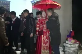 贵州布依族婚礼习俗，敬完娘家酒，女方老人吃完鸡肉才能发亲出门视频封面