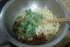 阿谢，今天做了个，香辣豆腐皮.
有菜有酒.不算局.中间就缺一条鱼视频封面