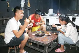 农村小伙去河边钓到的黄骨鱼，拿回家给女朋友炒吃，味道太香了视频封面