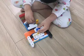 今天我又来拼布鲁可积木了，看我自己做的战船像吗？