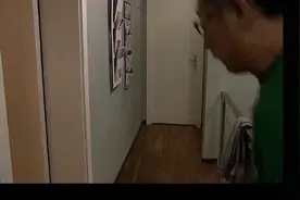总裁故意透露自己房门没有锁，美女好奇去推开，结果太搞笑了视频封面