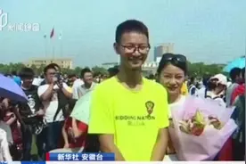 男生高考后当众“跪地谢母”，他的成绩出来了，妈妈很满意！视频封面