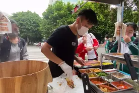 今天赚了八百，给老妈两百，老婆三百，自己花一百，存三百！视频封面