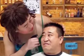 男子想要女理发师给他洗头，没想到这位女理发师那么残暴！视频封面