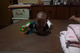 宝宝看到爸爸就笑，这是为什么，笑的好开心啊视频封面