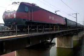 北京站至成都Z49次直达列车缓慢通过京广铁路桥，最低票价254.5元视频封面