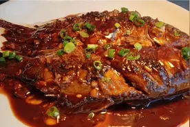 厨师长教你红烧鲫鱼的家常做法，步骤详细，鲜嫩无腥味好吃又下饭视频封面