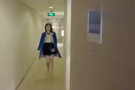 姑娘第一次做内衣模特，一上台就被老总看中视频封面