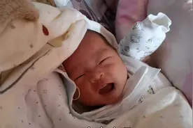 出生22天的宝宝饿了，明白听妈妈的声音找奶吃，小表情太逗了视频封面