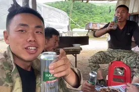 下雨天和朋友 在家撸串喝酒聊天真舒服 这是为啥还喝急眼了呢？视频封面