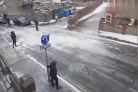 家门口的路面结冰，回不去了，笑死人了视频封面