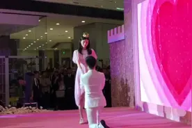 何猷君单膝跪地求婚奚梦瑶，奚梦瑶点头答应！视频封面