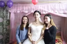 广东一空姐出嫁，自己走路出门，出嫁习俗好特别，新郎在外面接！视频封面