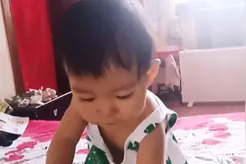 一周岁的小丫丫把妈妈的衣服都给拽出来了，最后还自己哭了视频封面