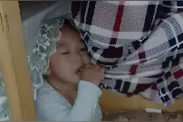 专门咬被子的小孩视频封面