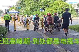 深圳某大道上班高峰期的电瓶车大军，上班路上早起慢行注意安全视频封面