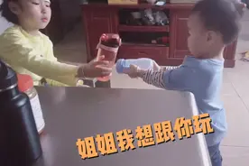 姐姐突然发烧不能上学，弟弟就一直粘着姐姐，姐姐吃药打针太懂事视频封面